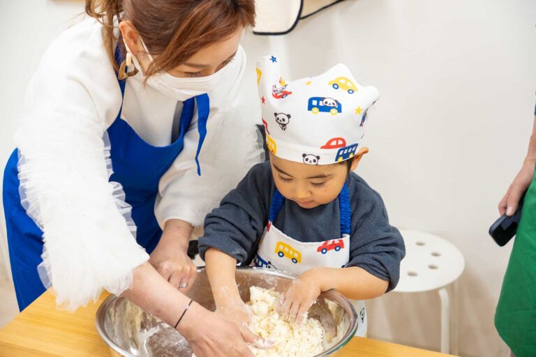 家族でうどん作り体験　小さな手が生地を丸める 手打ちうどん作り体験教室 2026年1月 udon-class-mixing-with-mom-2.jpg – イリコスキー製麺所