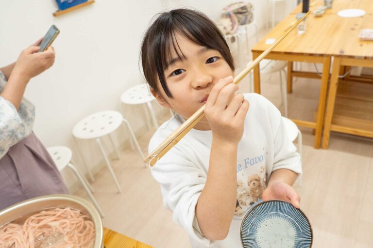 この春はじめてのさくら色のうどん作り 手打うどん作り体験教室 2026年2月 udon-class-sakura-udon-eating-from-pot-chopsticks.jpg – イリコスキー製麺所