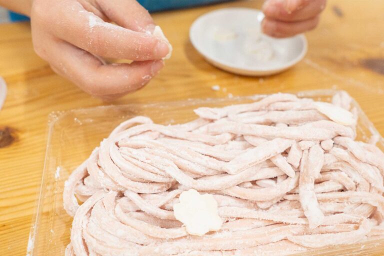 この春はじめてのさくら色のうどん作り 手打うどん作り体験教室 2026年2月 udon-class-sakura-udon-pack-cherry-blossom-cutouts.jpg – イリコスキー製麺所