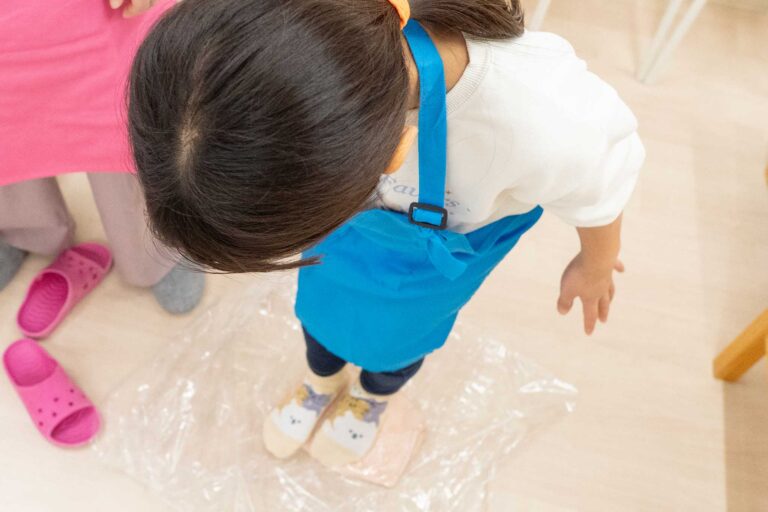 この春はじめてのさくら色のうどん作り 手打うどん作り体験教室 2026年2月 udon-class-sakura-udon-stepping-dough-animal-socks.jpg – イリコスキー製麺所