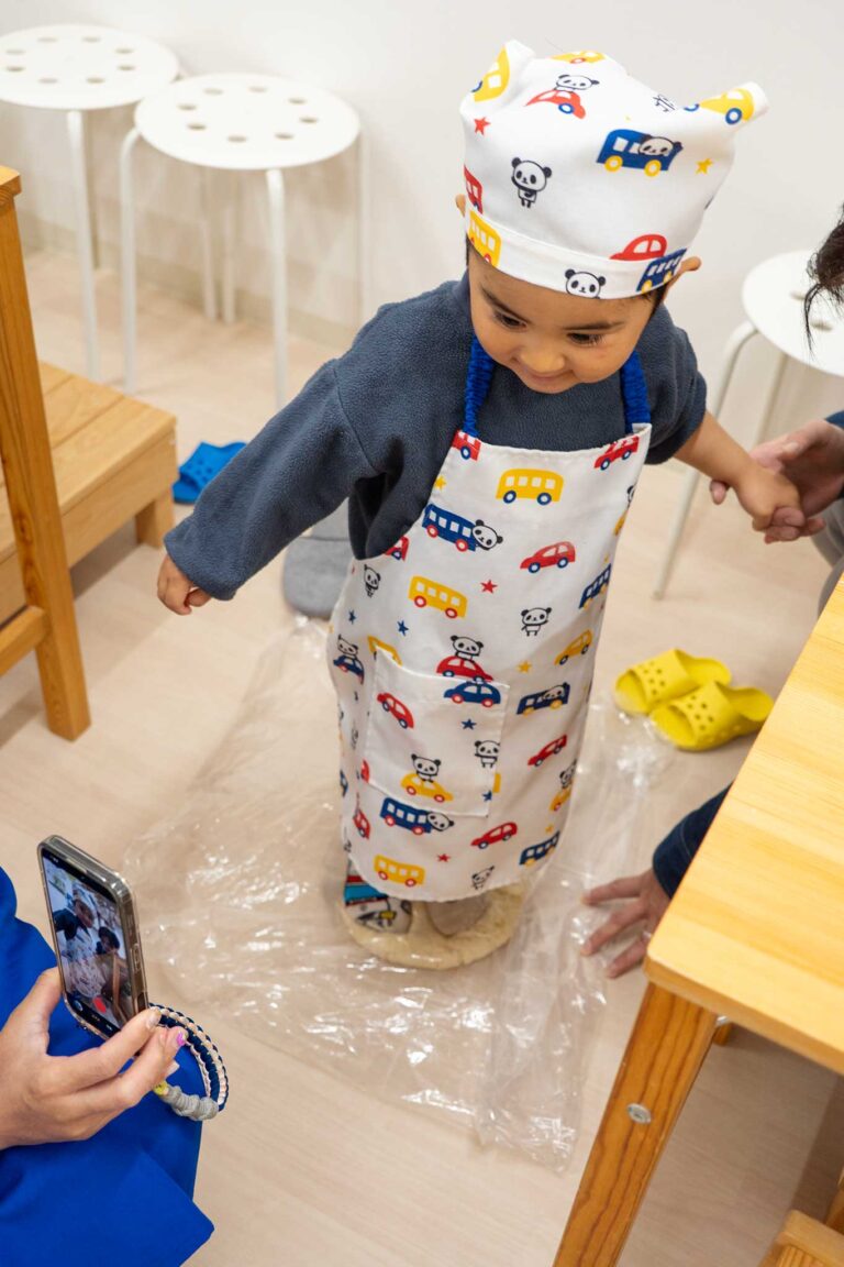 家族でうどん作り体験　小さな手が生地を丸める 手打ちうどん作り体験教室 2026年1月 udon-class-stepping-bag-2.jpg – イリコスキー製麺所