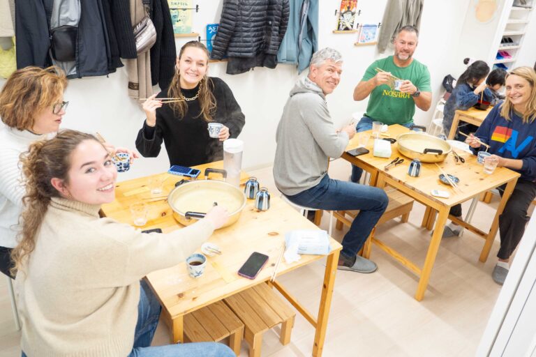 大阪うどん体験教室で手打ちうどんを試食するゲストたちの笑顔 手打ちうどん作り体験教室 2026年1月 udon-class-tasting.jpg – イリコスキー製麺所