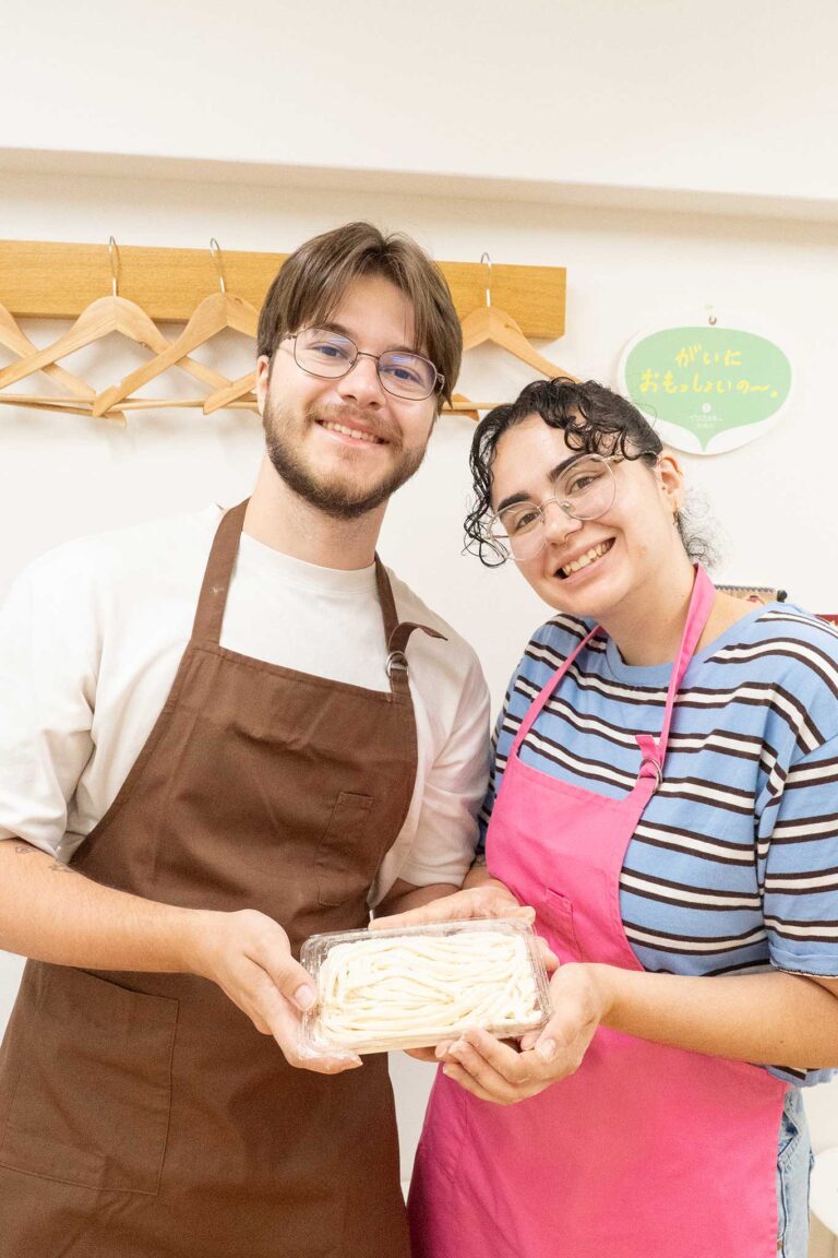 一昨日のお客さまにご紹介いただいて。 手打ちうどん作り体験教室 2026年2月 udon-class-couple-holding-finished-noodles-portrait.jpg – イリコスキー製麺所