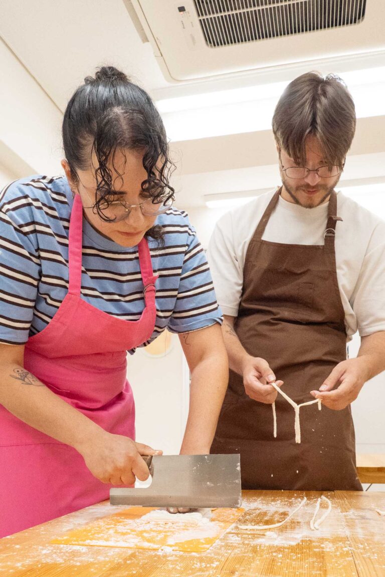 一昨日のお客さまにご紹介いただいて。 手打ちうどん作り体験教室 2026年2月 udon-class-knife-cutting-noodles-couple.jpg – イリコスキー製麺所