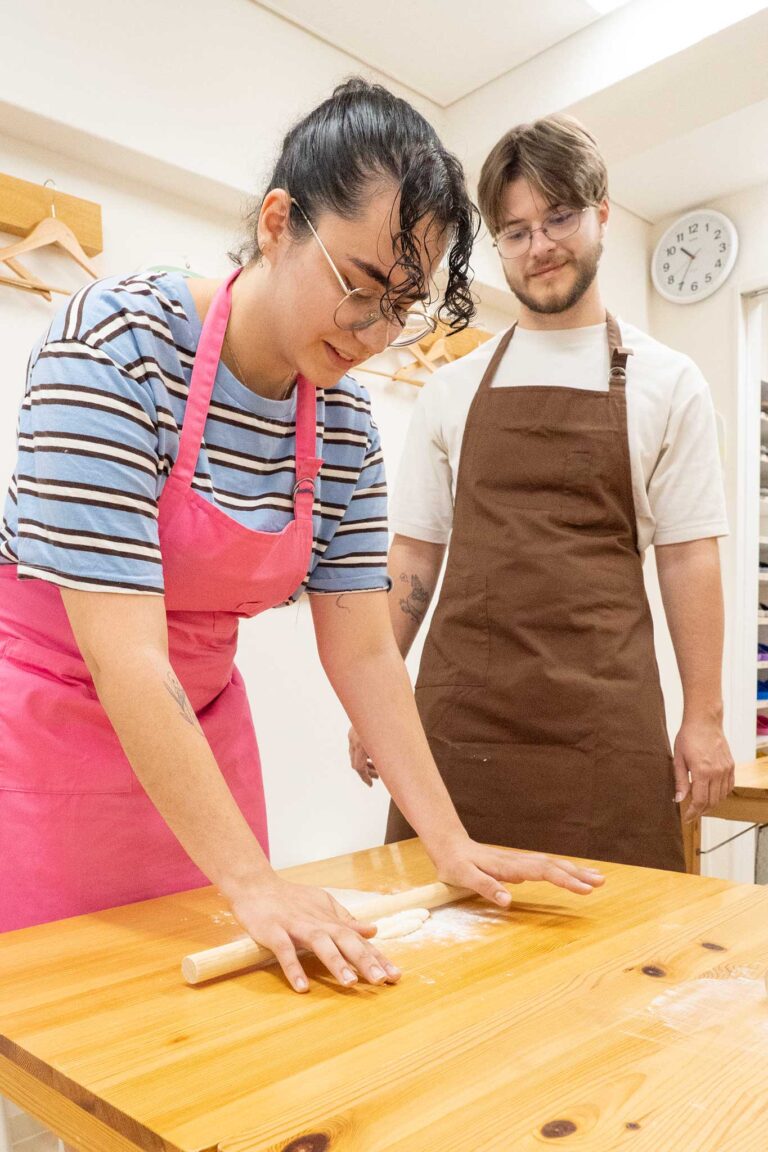 一昨日のお客さまにご紹介いただいて。 手打ちうどん作り体験教室 2026年2月 udon-class-rolling-pin-woman-stretch-dough.jpg – イリコスキー製麺所