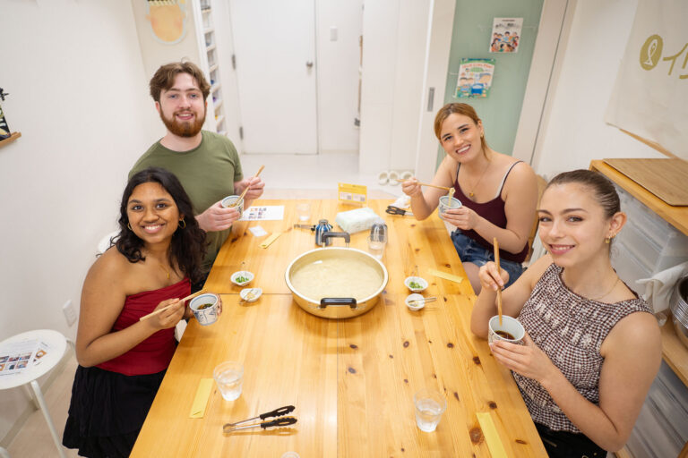 アメリカからお越しの4名様、2チームで細うどん作り。 手打ちうどん作り体験教室 2026年2月 udon-class-tasting-kamaage-udon-table.jpg – イリコスキー製麺所