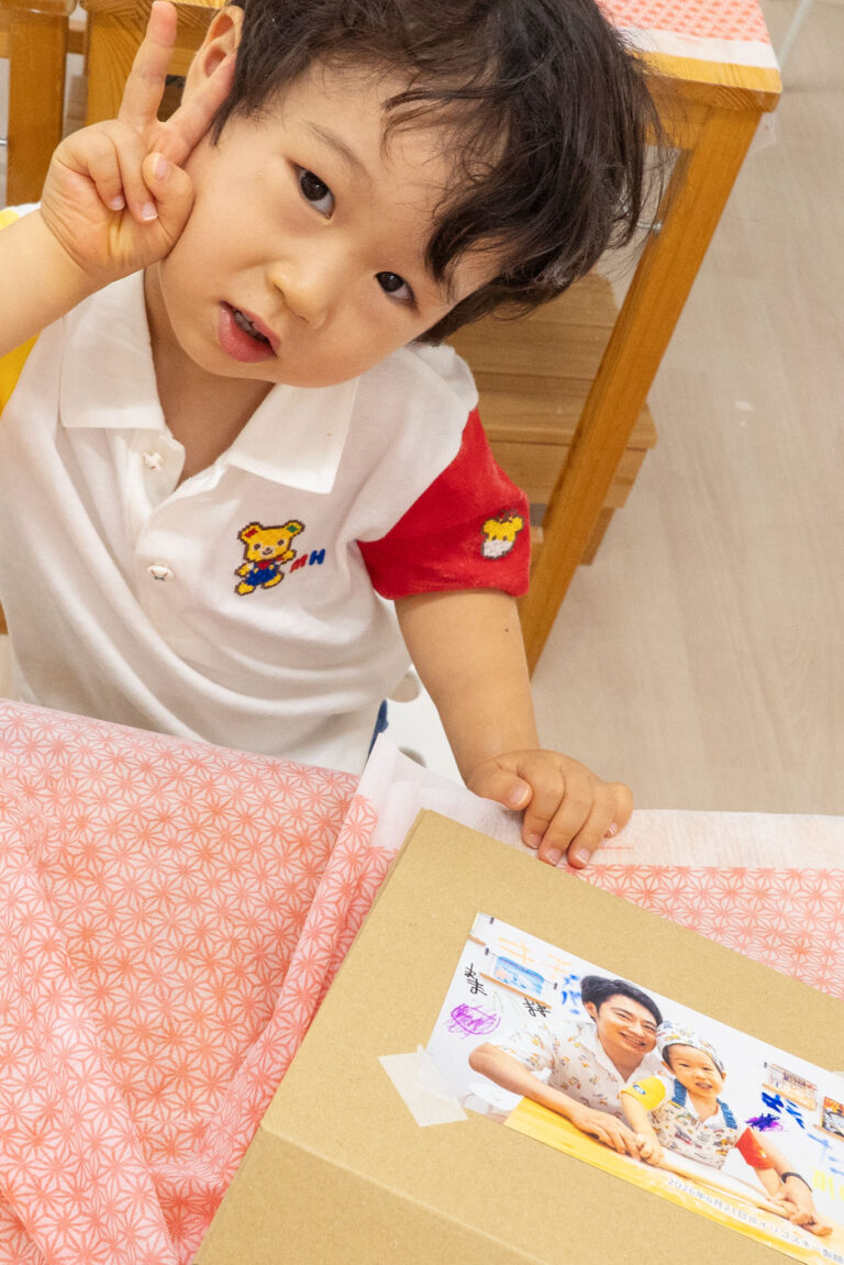 父の日のうどんプレゼントボックス 手打ちうどん作り体験教室 2026年3月 udon-class-boy-peace-sign-closed-present-box-photo.jpg – イリコスキー製麺所