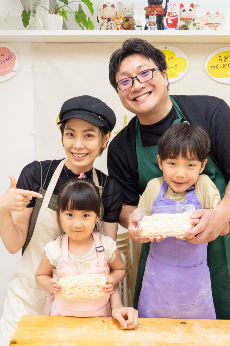 父の日のうどんプレゼントボックス 手打ちうどん作り体験教室 2026年3月 udon-class-family-holding-completed-noodles-fathers-day.jpg – イリコスキー製麺所