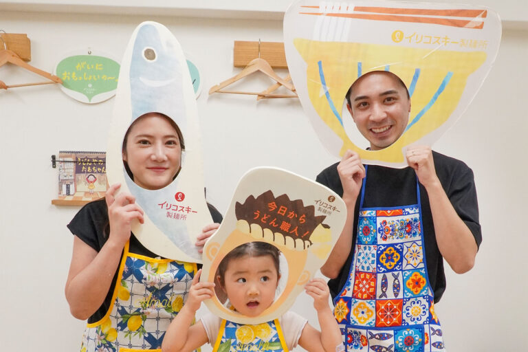 父の日に向けて家族で手打ちうどん作り — 2家族の体験教室 手打ちうどん作り体験教室 2026年3月 udon-class-family-three-face-cutout-panels.jpg – イリコスキー製麺所