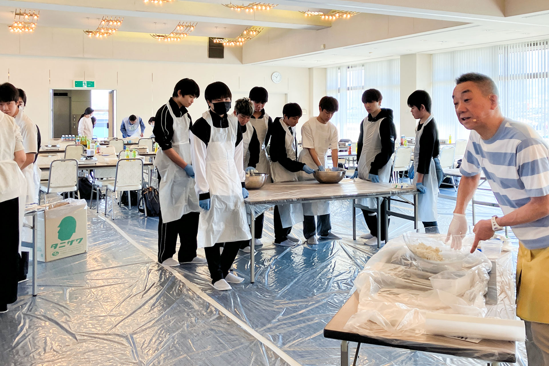 大王製紙 新入社員研修 うどん作り体験 2026年 説明を聞く参加者
